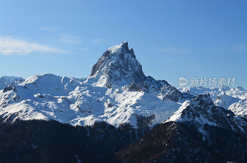 法国比利牛斯山的奥索Midi d'Ossau。